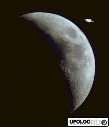 Судно в форме тарелки, летящего над поверхностью луны